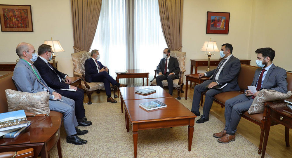 Mirzoyan fransalı həmsədrlə Qarabağı müzakirə edib