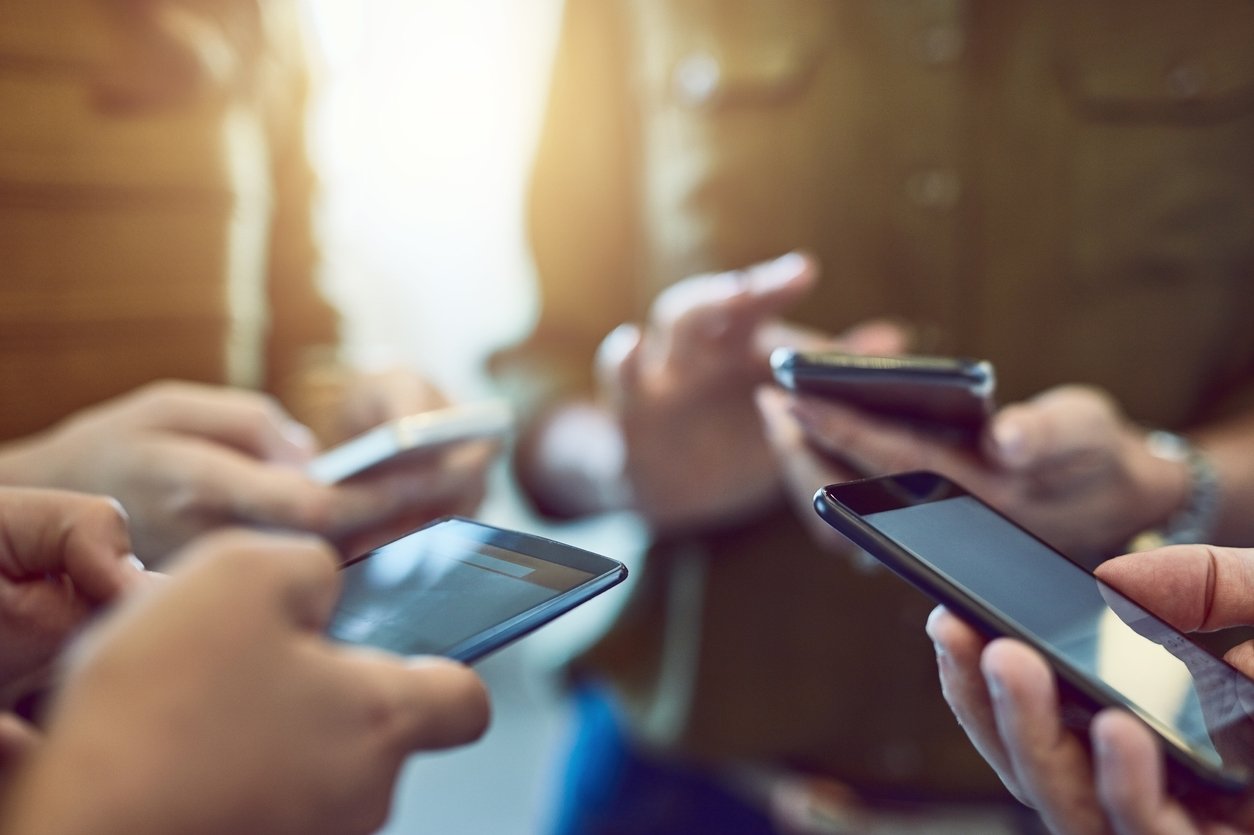 Azərbaycanda ən çox bu firmaların telefonları satılıb