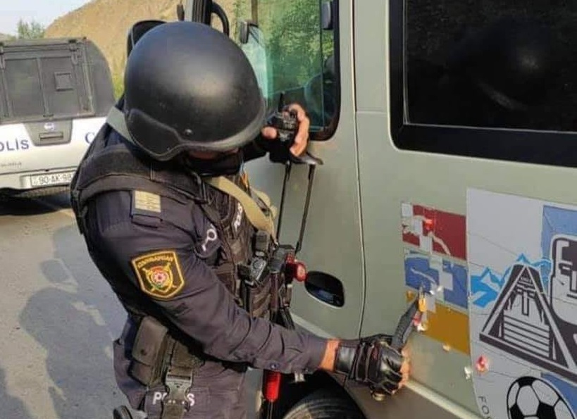 Azərbaycan polisi qondarma “bayrağ”ı süngü ilə sildi - VİDEO