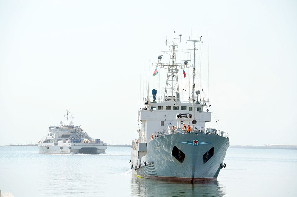 Rusiyanın iki hərbi gəmisi Bakıya gəlib - FOTO