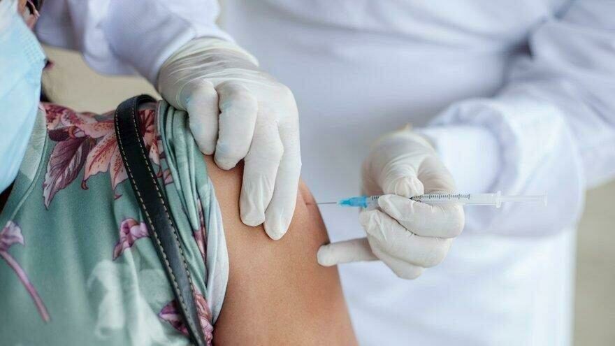 İran uşaq və yeniyetmələrin vaksinasiyasına başladı