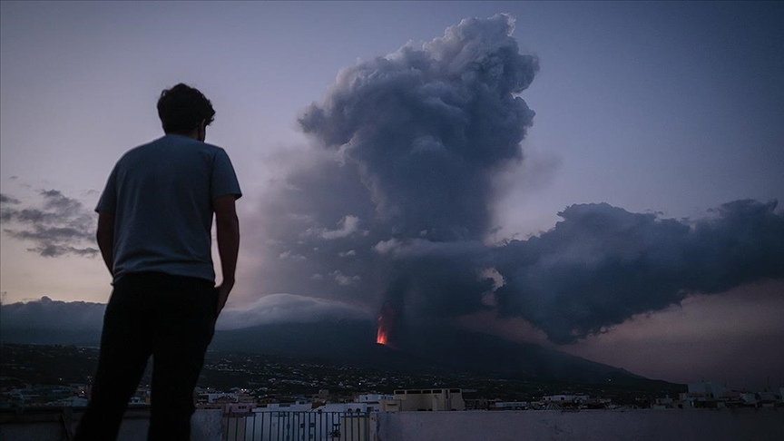 İspaniyada vulkan lavaları 462 evi yandırıb
