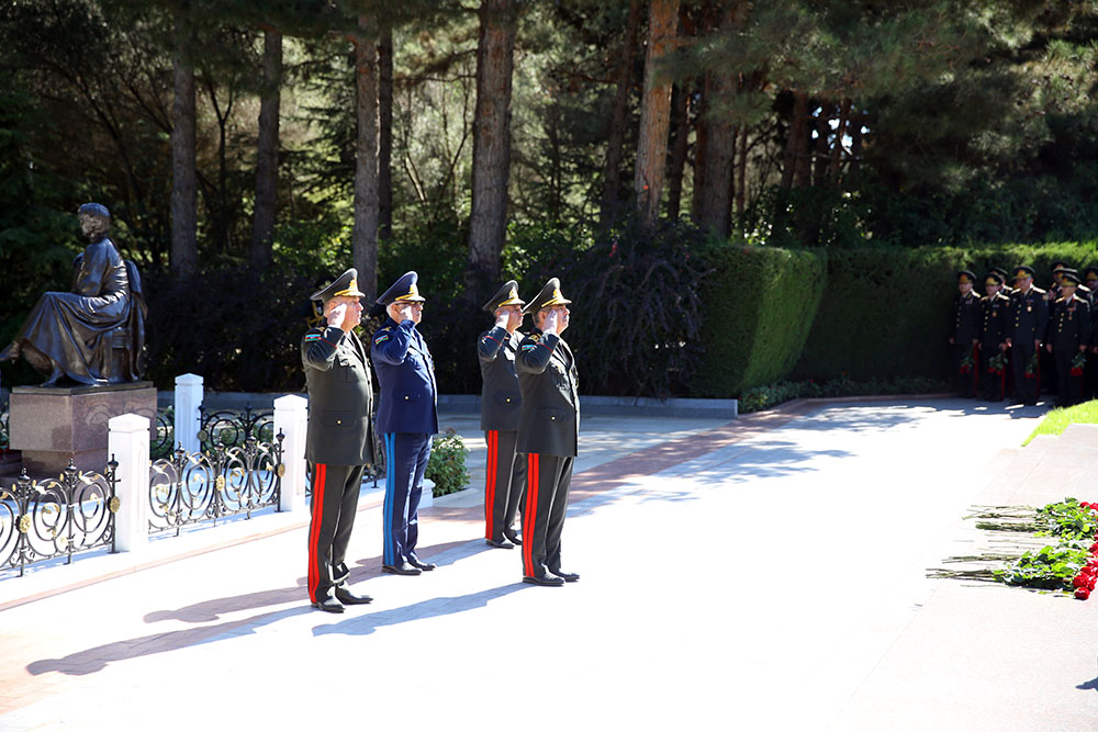  Müdafiə Nazirliyinin rəhbərliyi Fəxri xiyabanda - FOTO   