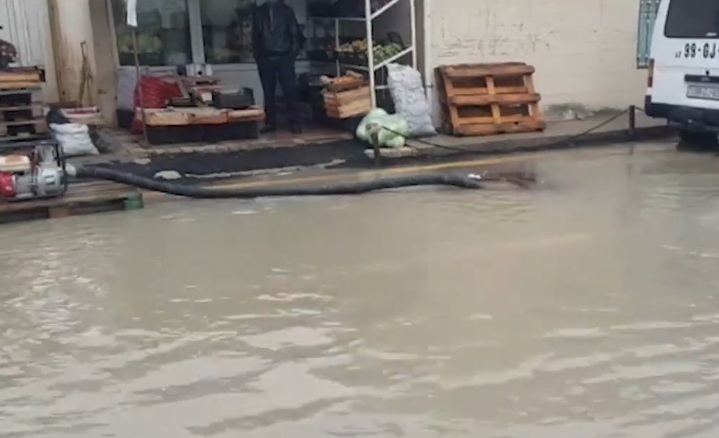 Bakının Yasamal və Sabunçu rayonlarında evləri su basdı - VİDEO  