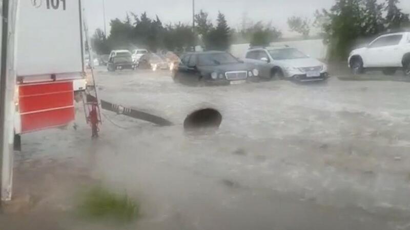Subasma nəticəsində maşında köməksiz qalan şəxslər xilas olundu - VİDEO