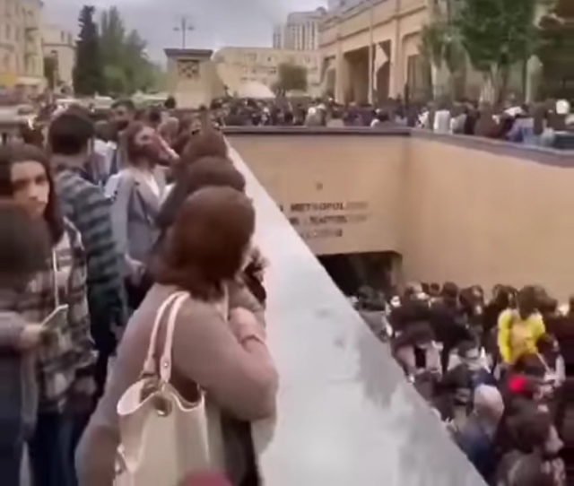 “Elmlər Akademiyası”nın çıxışında izdiham-VİDEO