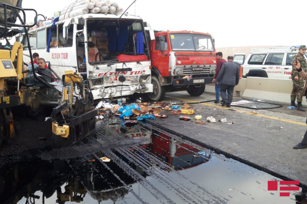 Hacıqabulda avtobus qəzasında 12 nəfər yaralanıb