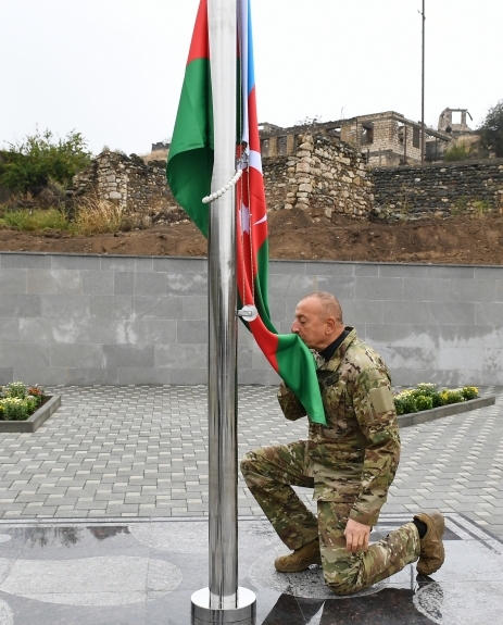 Prezident Talış kəndində Azərbaycan bayrağını ucaltdı