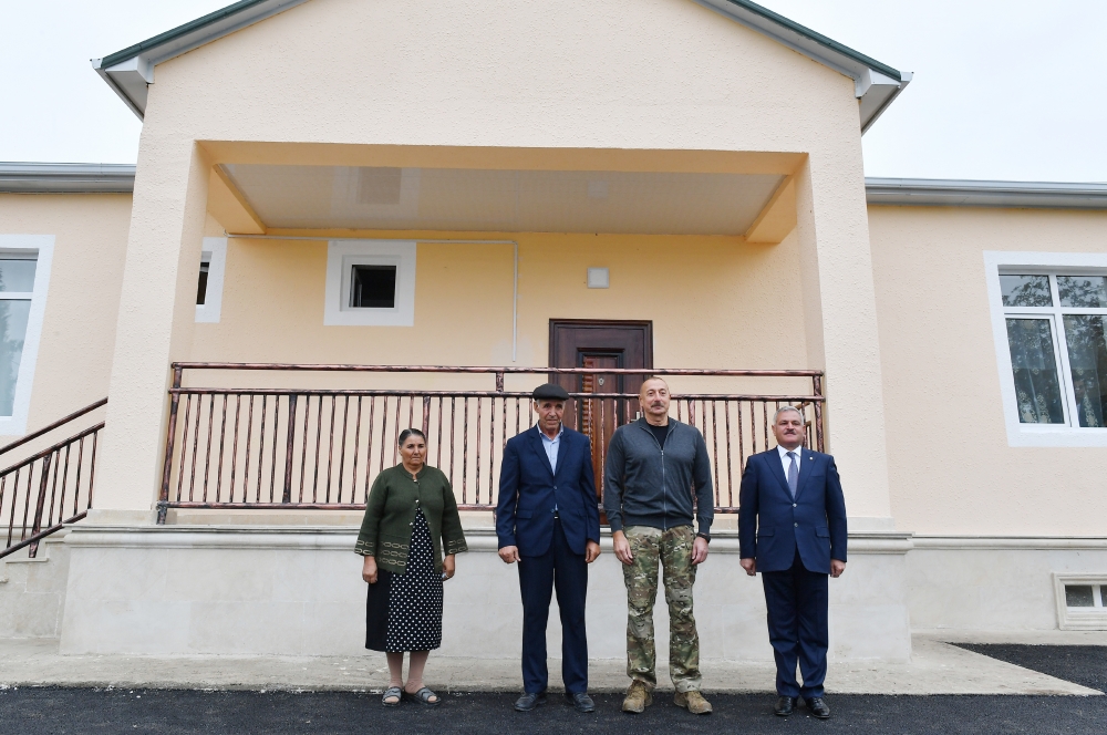 İlham Əliyev evi dağılmış sakinə sual verdi: “Nə ilə dolanırsınız?”