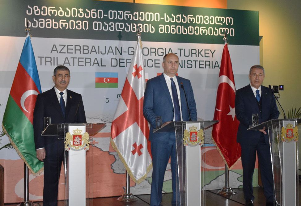 Üç ölkənin müdafiə nazirləri jurnalistlərin suallarını cavablandırıb - FOTO