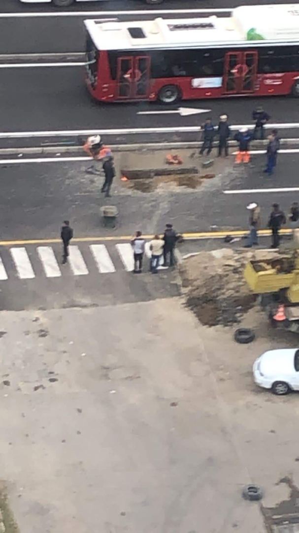 Bakıda iki gün əvvəl çəkilən yol qazıldı - SƏBƏB