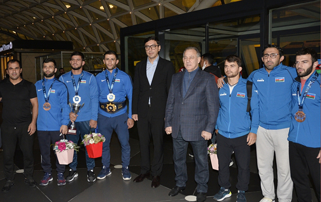Nazir güləşçiləri aeroportda qarşıladı - FOTO