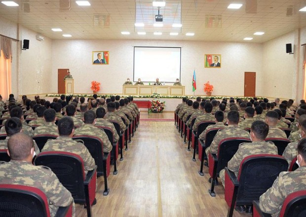 Nazir Əfqanıstandan qayıdan hərbçiləri təltif etdi