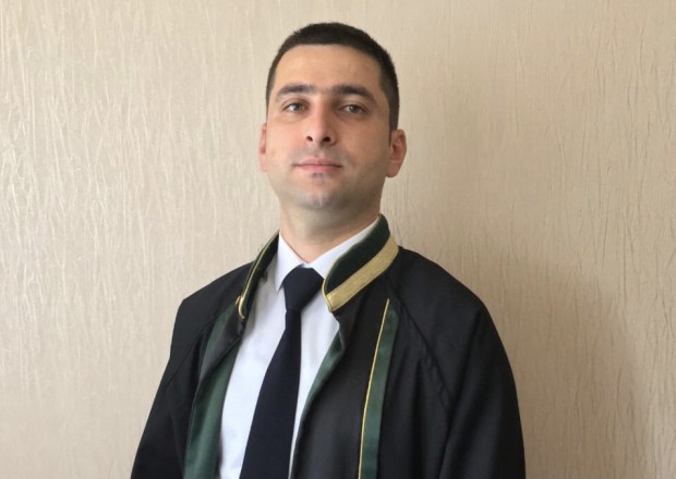 Vəkilin avtomobili YANDI