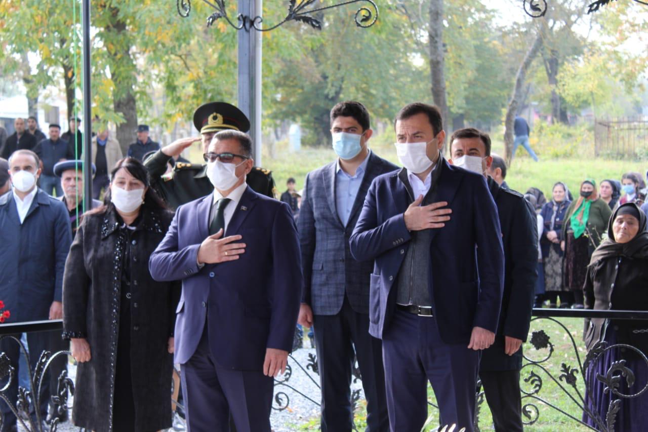 Deputat şəhidin məzarını ziyarət etdi - FOTOLAR