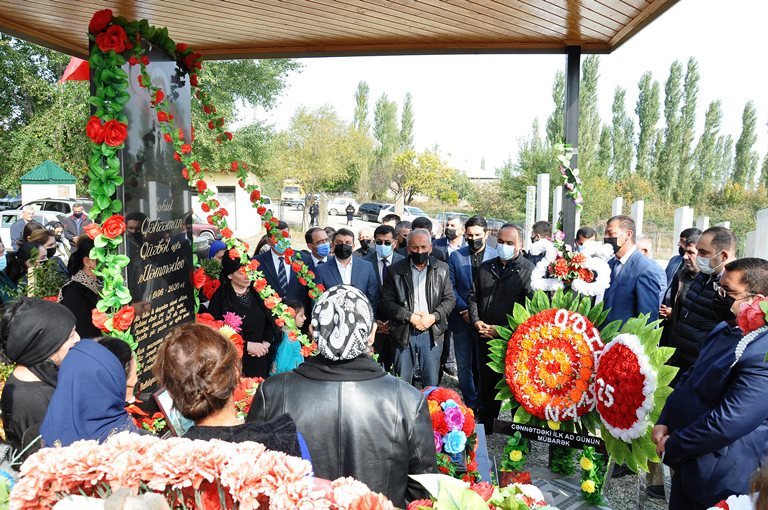 İcra başçısı şəhidin məzarını ziyarət edib