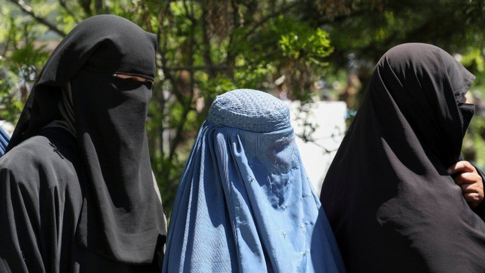 “Taliban” etiraza çıxan qadınları döydü