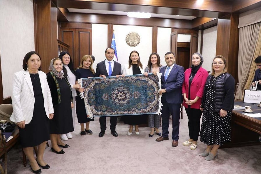 Qənirə Paşayeva özbəkistanlı nazirlə - FOTOLAR