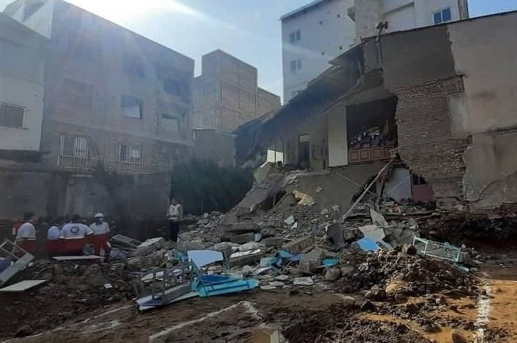 İranda məktəb divarı aşdı - Məktəblilər yaralandı