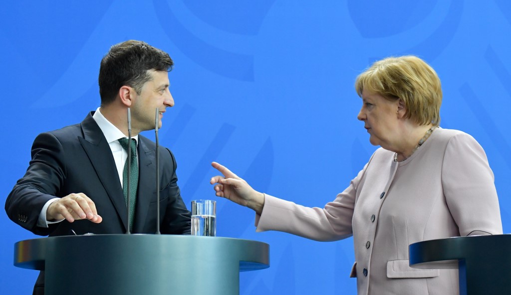 Zelenski və Merkel Donbası müzakirə etdi