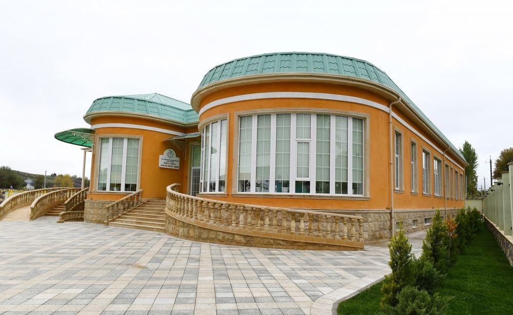 İlham Əliyevlə xanımı yeni mərkəzin AÇILIŞINDA