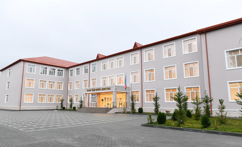 Dövlət başçısı və Birinci vitse-prezident məktəbin açılışında