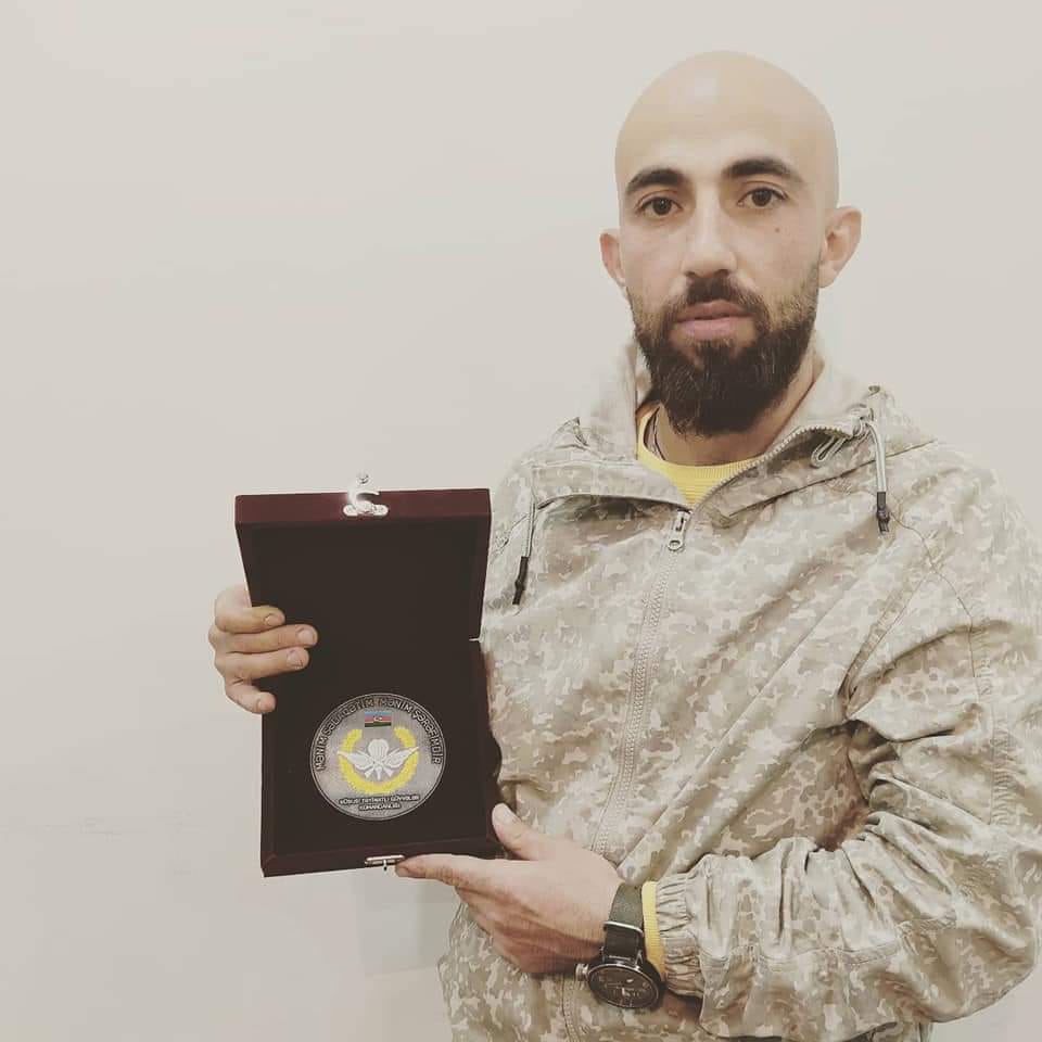 Hikmət Mirzəyevin büstünü hazırlayıb özünə təqdim etdi - FOTO