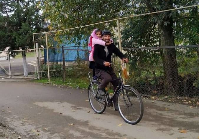 Qızını velosipedlə dərsə aparan ata: zibillikdən dəmir toplamaqla çörəkpulu qazanır
