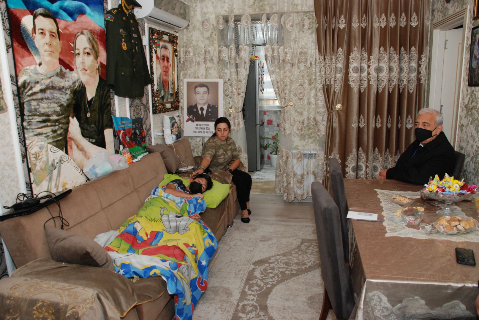 Səttar Möhbalıyev şəhid ailəsilə - FOTO