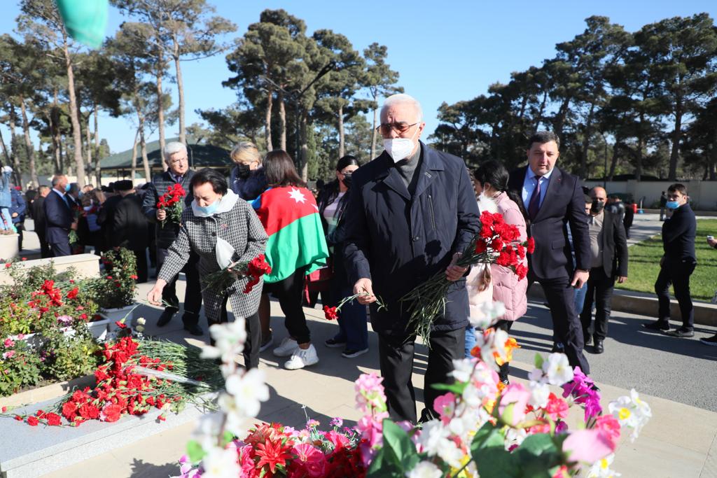 Ağsaqqallar Şəhidlər Xiyabanında - FOTOLAR 