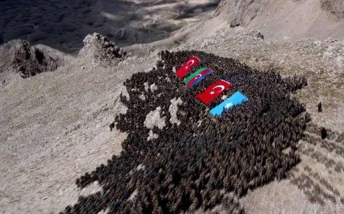 Türk komandalarından yürüş 