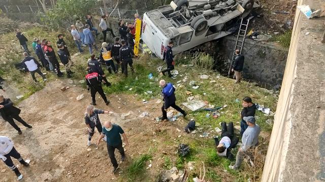Türkiyədə mikroavtobus dərəyə aşdı - 2 ölü, 20 yaralı