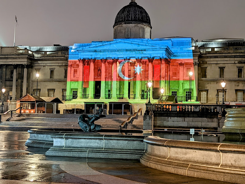 Londonda binalar bayrağımızın RƏNGLƏRİNDƏ