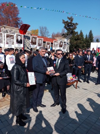Novruz Aslanov Zəfər Günündə sakinlərlə - FOTOLAR