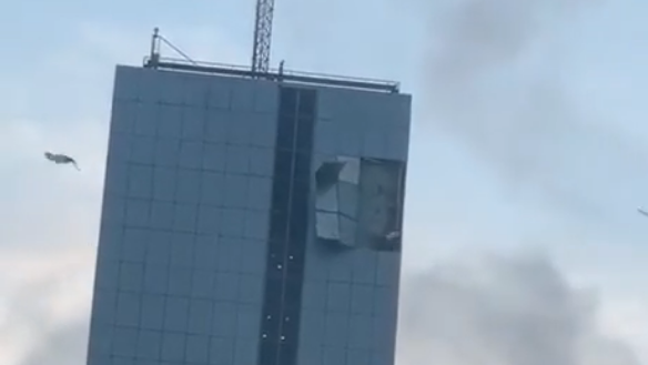 Külək Milli Məclisin binasının fasadını uçurdu - VİDEO