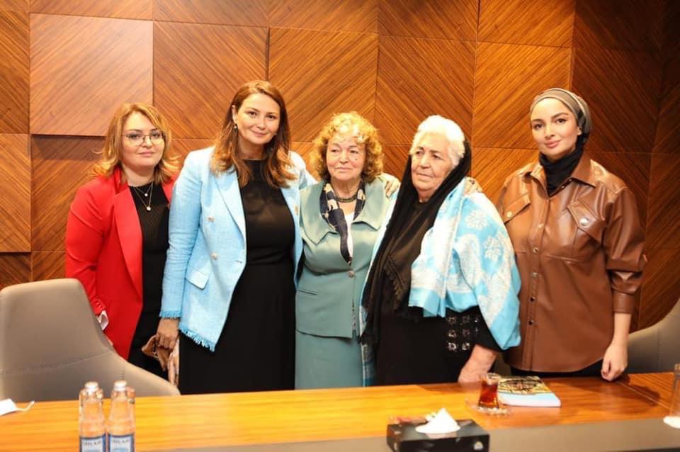 Deputat Milli Qəhrəmanın ailəsilə - FOTO