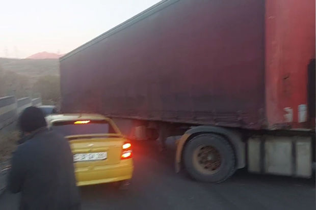 İran yük maşını Gorus-Qafan yolunda xarab oldu - Yol bağlandı