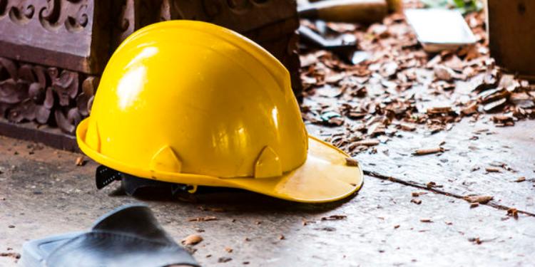 Fəhlə betonun altında qaldı