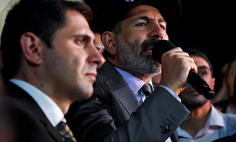 Ermənistanın yeni müdafiə naziri adam bıçaqlayıb