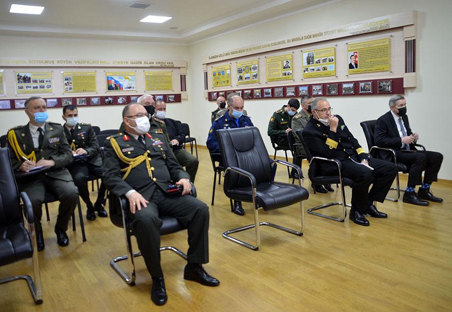 Müdafiə Nazirliyi xarici attaşeləri məlumatlandırdı