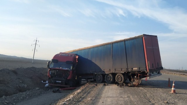 Bakı-Qazax yolunda TIR aşdı