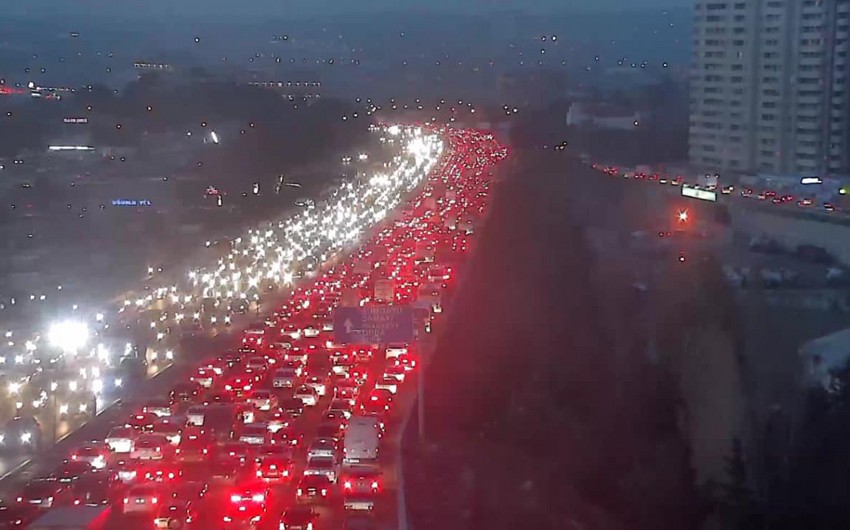 Bakı-Sumqayıt yolunda TIR aşdı - Uzun tıxac yarandı