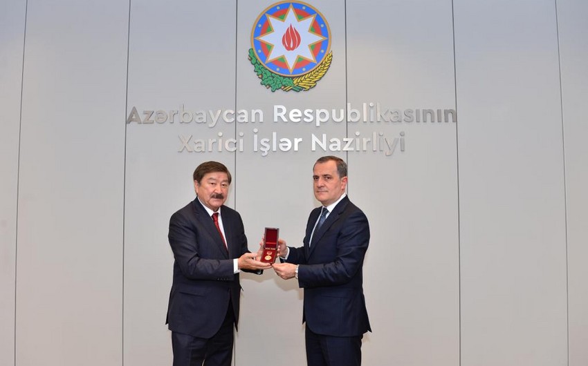 Ceyhun Bayramova TÜRKSOY-un xatirə nişanı verildi