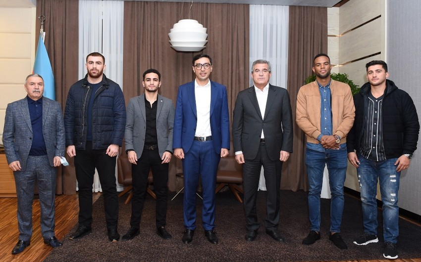 Fərid Qayıbov medal qazanmış boksçularla görüşdü