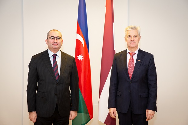 Azərbaycanlı səfir Latviyanın müdafiə naziri ilə müzakirə apardı