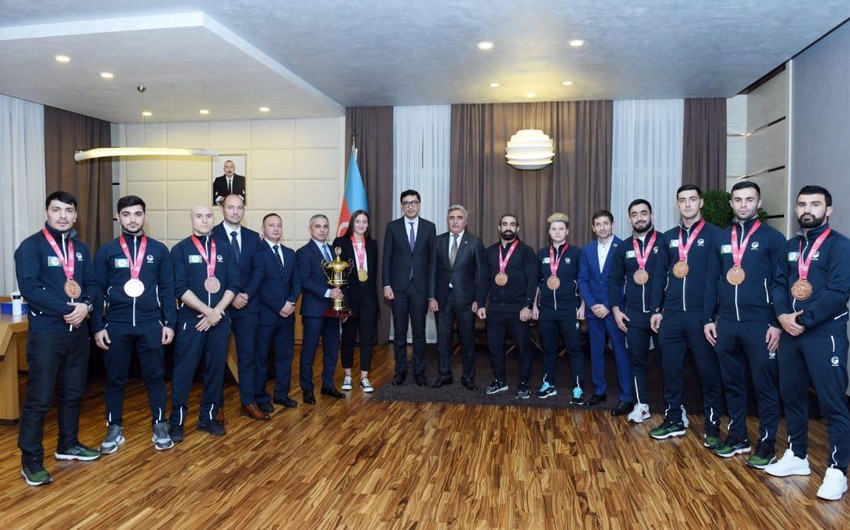 Fərid Qayıbov medal qazanmış karateçilərlə GÖRÜŞDÜ
