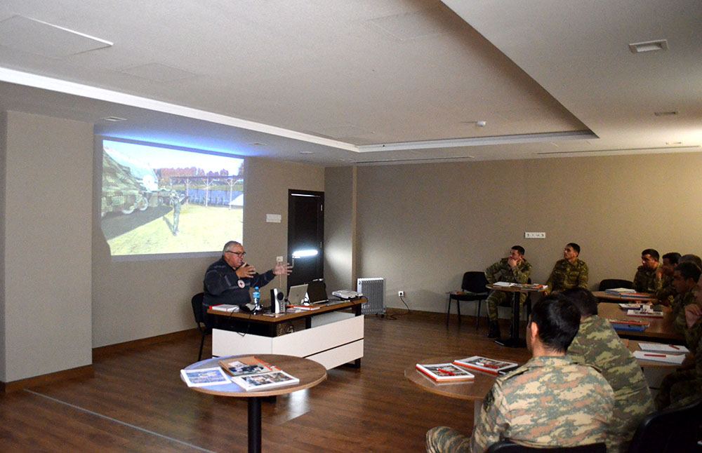 Hərbçilərə seminar keçirildi
