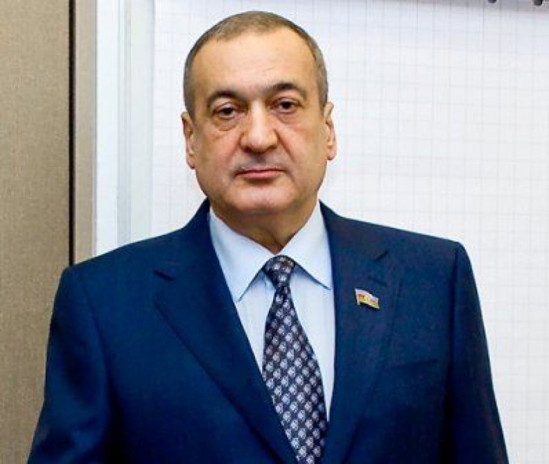 Azərbaycanın baş ağsaqqalı Binəli Yıldırmın görüşünə gedir