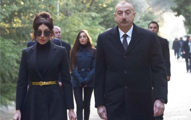 Prezident ümummilli liderin məzarını ziyarət etdi