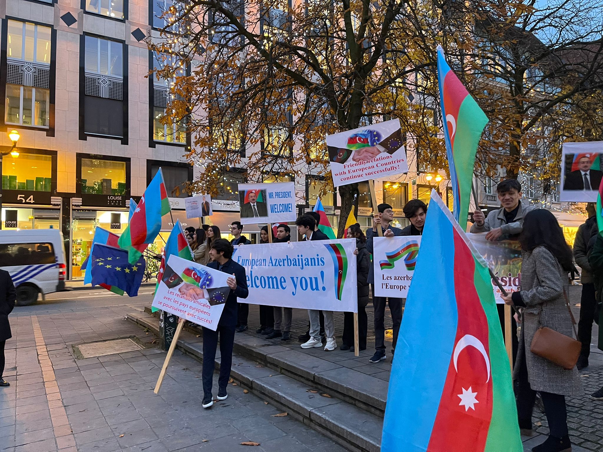 Avropadakı azərbaycanlılar İlham Əliyevi qarşılamağa çıxdılar - Fotolar